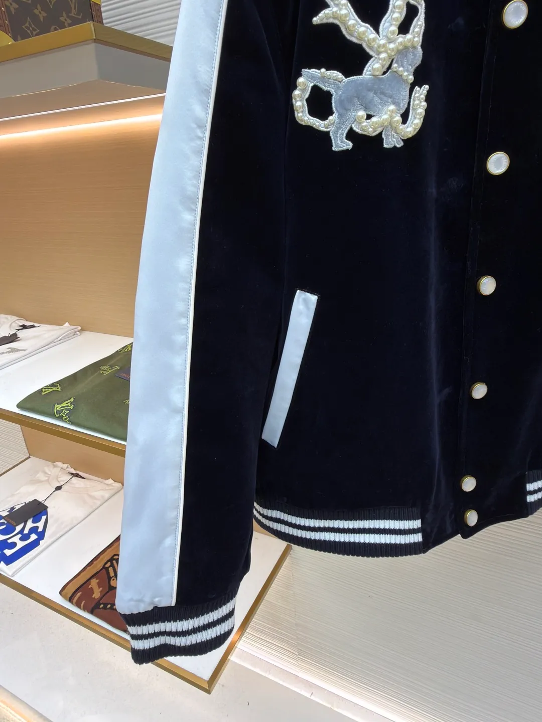 LOUIS VUITTON velvet denim Yokosuka jacket ●Original version: Purchased and developed for 35500 ●Item number: 1680974-C55 ●Fabric: velvet flocking fabric ●Technology: Washed production ●Version: loose fit ●Weight: about 1250 grams ●Size: 46-48-50-52 ●Description: 35500 purchased and developed, using 7*7 grain flocking cloth, customized flat machine ribbing, rayon lining inside, 1000 washed cotton, customized 1:1 accessories, loose version. The overall wiring is straight and delicate, the fabric is comfortable and soft, and the color is consistent without color difference. It can be matched with the same style to create a fashionable look and control various occasions. Customized accessories, complete with three standards, same style for men and women!